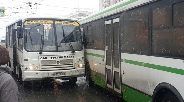 Автобус 2а и маршрутка К-306 поцеловались на Ветеранов у Германа
