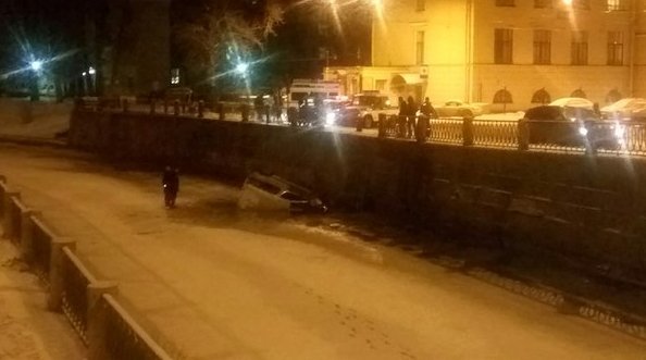 Машина упала в Карповку, у проспекта Медиков