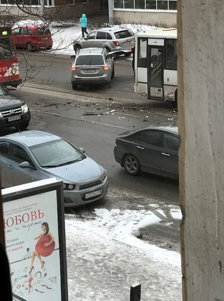 Митцубиси и маршрутка К-32 столкнулись на Боткинской улице .Пострадавших нет .