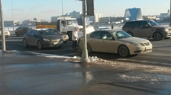 На Синопской у перекрестки с Бакунина стоят две дамы и рассматривают повреждения своих машин.