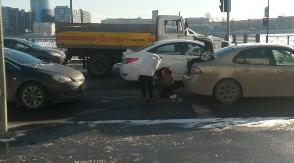 На Синопской у перекрестки с Бакунина стоят две дамы и рассматривают повреждения своих машин.