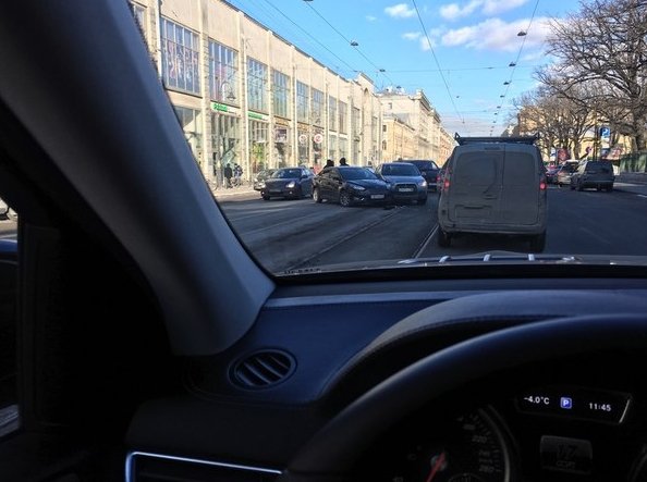 Ford и Mitsubishi не поделили дорогу На литейном, перед Невским. Проезду мешают.