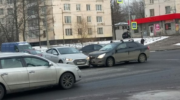 Hyundai выезжал с Автовской на Крснопутиловскую и не пропустил Chevrolet,
