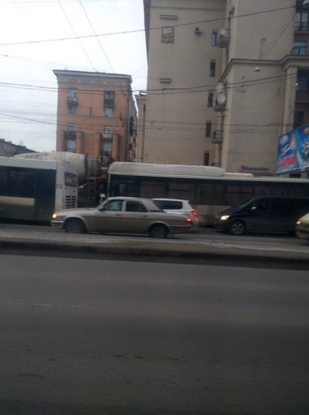 Автобус приехал в миксер на Ивановской перед сортировкой.