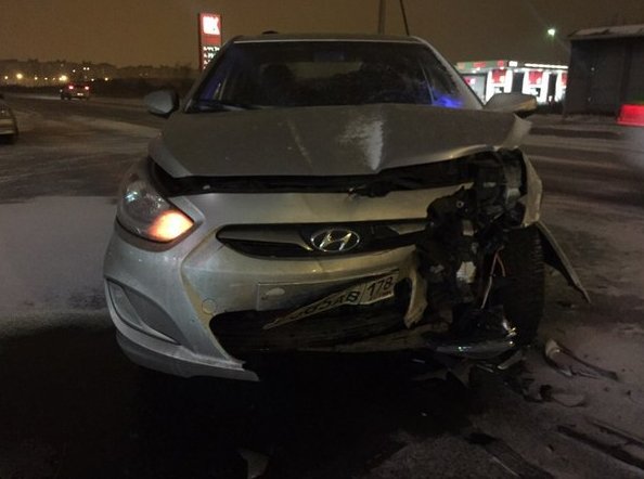 23 февраля в 1:15 ночи на выезде из Славянки, возле ТЦ Колесо, столкнулись Hyundai Solaris Sedan се...