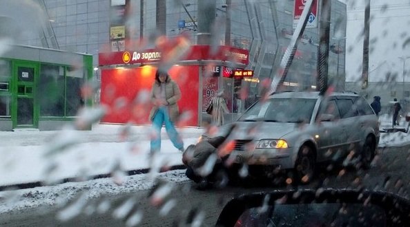 Перед ж/д переездом на Старой деревне в сторону Приморского пр. Volkswagen универсал сделал что-то ...