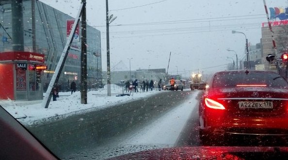 Перед ж/д переездом на Старой деревне в сторону Приморского пр. Volkswagen универсал сделал что-то ...