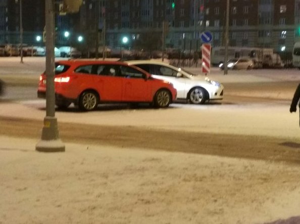 Два Fordа встретились на перекрестке Туполевской и Сизова. Ceedят ждут.