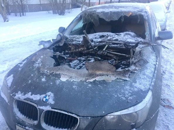 BMW частично сгорел этой ночью в Выборгском районе Петербурга