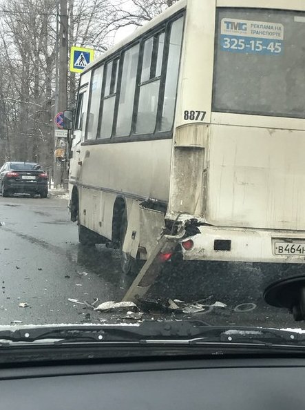 Ford подбил маршрутку на пересечении ул. Бабушкина и Леснозаводской, в сторону Ивановской. Занят пр...