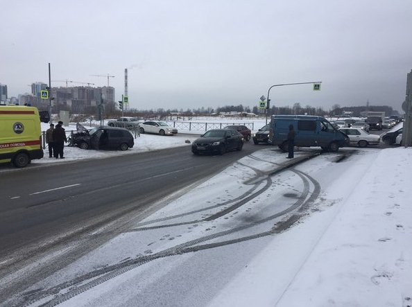 23 февраля около 15 часов дня, произошло ДТП на Парашютной улице д. 60 напротив гипермаркета "Лента"...