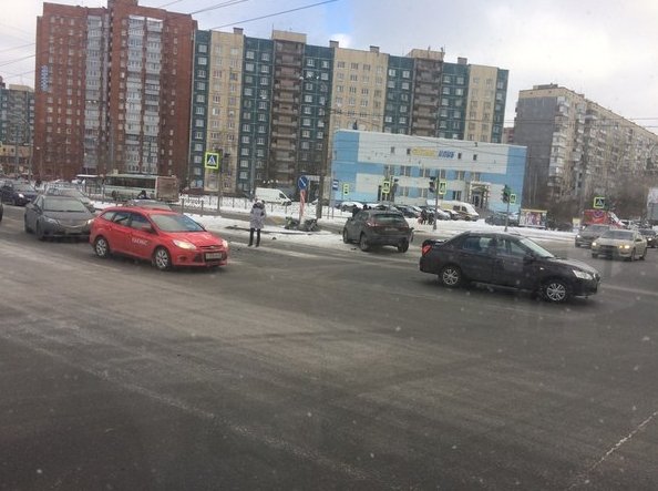 На перекрёстке Косыгина и Передовиков столкнулись 4 автомобиля.