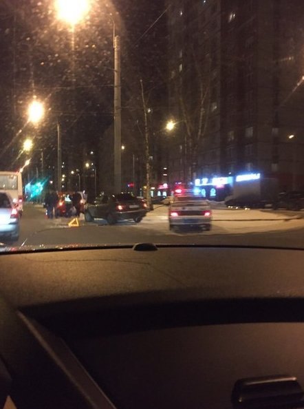 Что-то произошло на Ветеранов напротив Таллинского. Наверное ДТП