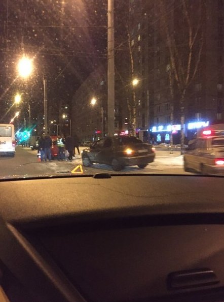 Что-то произошло на Ветеранов напротив Таллинского. Наверное ДТП