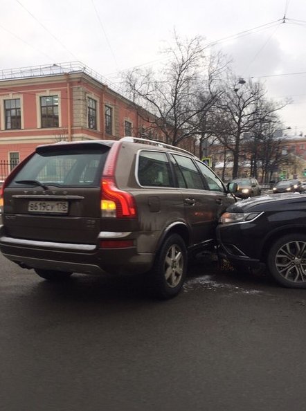 Mitsubishi ударил Volvo в центре перекрёстка Лиговского пр. и 2-й Советской. Мешают движению от Невс...