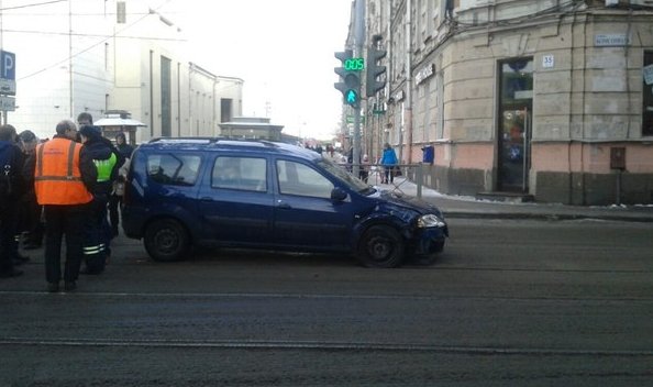 На ул Комсомола, прямо у метро пл. Ленина на трамвайных путях стоят Лада и фургон за ней. Пробка соб...