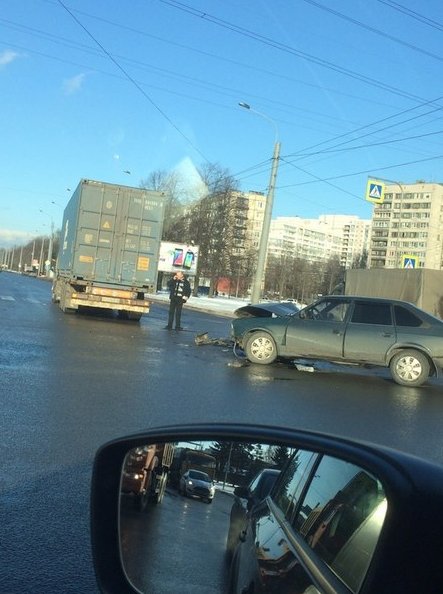 На перекрёстке Блюхера и Пискаревского проспекта Москвич 2141 врезался в фуру