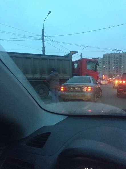 У Ледового на разворот к метро альмера на красный пошла, Камаз решил не уступать. В 8:00 ДПС ещё нет...