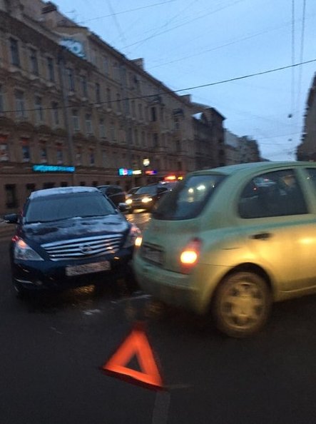 Два Ниссана на Среднем проспекте ВО. перекрыли 9ю линию. 8:05 ДПС нет.