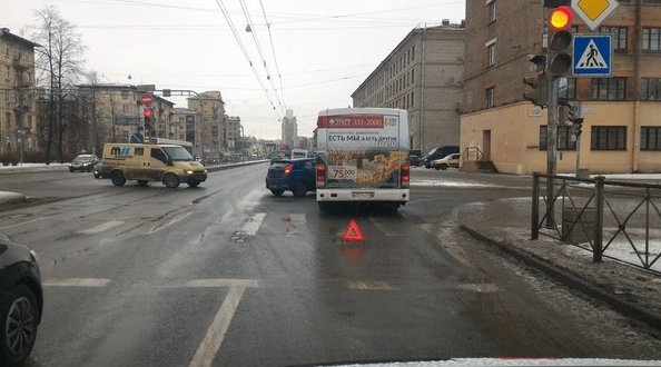 Маршрутка и Hyundai столкнулись на перекрестке Кантемировской и Харченко. На 10-50