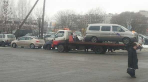 Во время эвакуации машины у дома 14 на улице Стасовой у автобусного парка, сначала Volkswagen сорва...