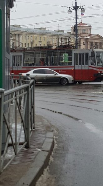 Иномарка врезалась в трамвай на Площади Ленина у Финляндского вокзала