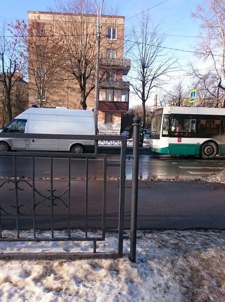 На углу перекрестка Елизарова пр и Пинегина стоит автобус, пассажиров высадили ,скорая и ДПС .что пр...