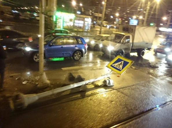 Легковушка уронила светофор на трамвайные пути на углу перекрестка пр. Луначарского и Культуры