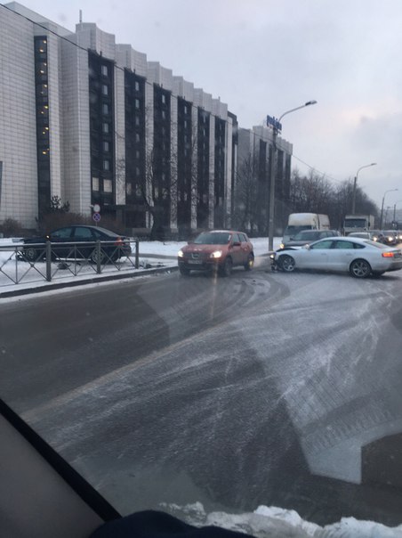 Ford и Audi побились на ул. Галстяна перед Варшавской в сторону Костюшко.свободна правая полоса