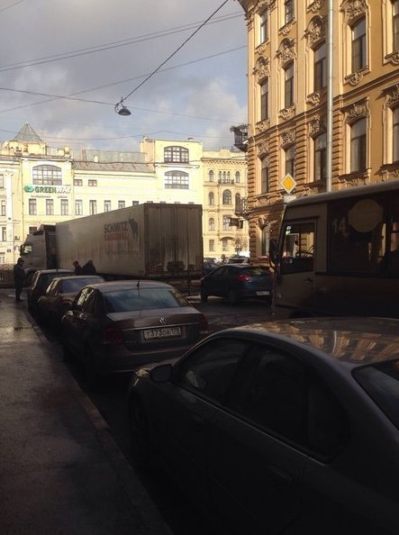 Фура, поворачивая с переулка Гривцова на Мойку (налево), задела припаркованный в неположенном месте ...