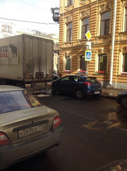 Фура, поворачивая с переулка Гривцова на Мойку (налево), задела припаркованный в неположенном месте ...