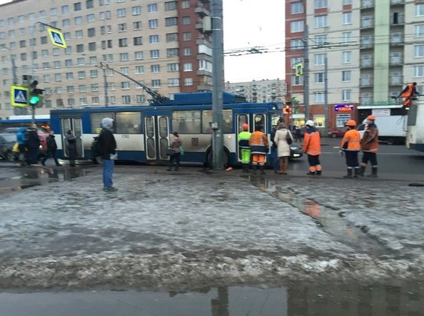 На Проспектен ветеранов затруднения у Таллинского из-за троллейбусной стрелки. Службы уже на месте. ...