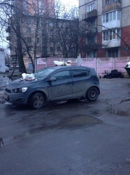 Гость из Башкортостана неудачно припарковался у мусорной площадки на ул. Цимбалина, за что был награ...