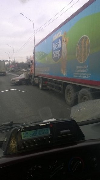 ДТП на Софийской 66 в сторону города Спб. Фура развернула легковушку. Правый и средний ряд.