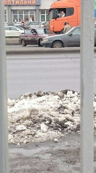 ДТП на Софийской 66 в сторону города Спб. Фура развернула легковушку. Правый и средний ряд.