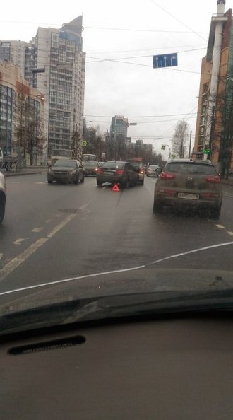 Заняли центр перекрестка ул. Рашетова и Тореза, актуально на 13:00. служб нет