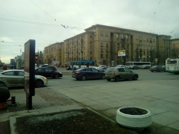 На перекрёстке Московский - Благодатная, поломался троллейбус. Актуально на 16:00.