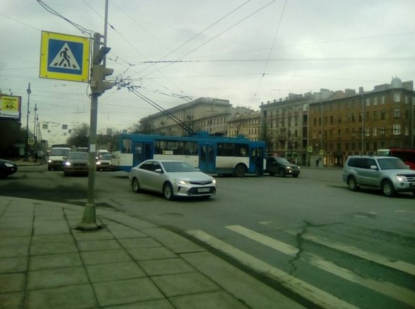 На перекрёстке Московский - Благодатная, поломался троллейбус. Актуально на 16:00.
