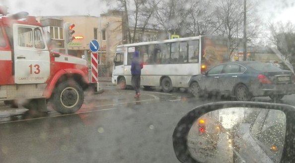 Nissan приехал в маршрутку при повороте с Мечникова на Брюсовскую,