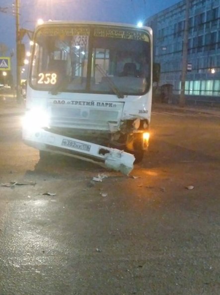 ДТП на перекрестке Кондратьевского и Мечникова, Peugeot не пропустила автобус