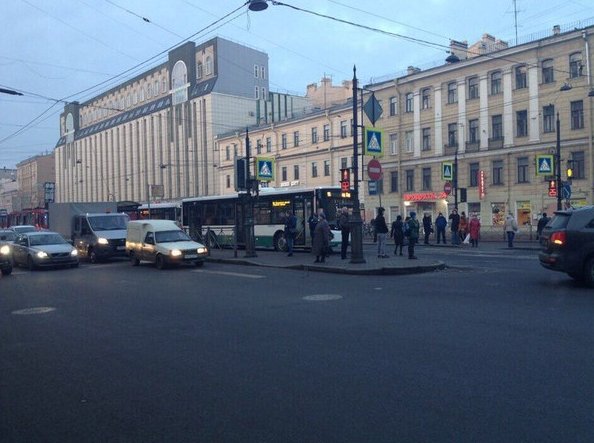 Два нехороших человека перекрыли движение автобусов и трамваев на повороте с Лиговского на Кузнечный...