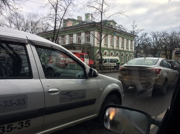 В Петродворце, на пересечении Аврова и Санкт-Петербургского. ДТП, маршрутка с Focusом. Произошла как...
