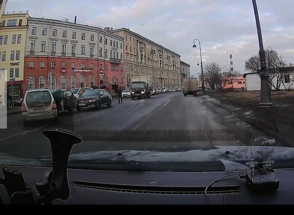 5 машин собрались на Наб.Макарова у 2-3 линии В.О.