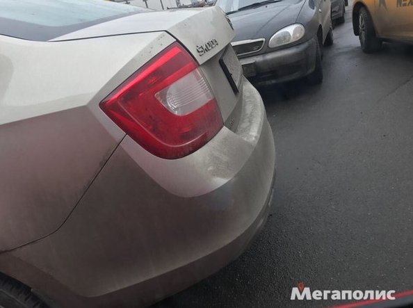 Hyundai задел криво припаркованную Шкоду, стерев с неё пыль. Сотворили хаос на парковке у дома 26 по М...