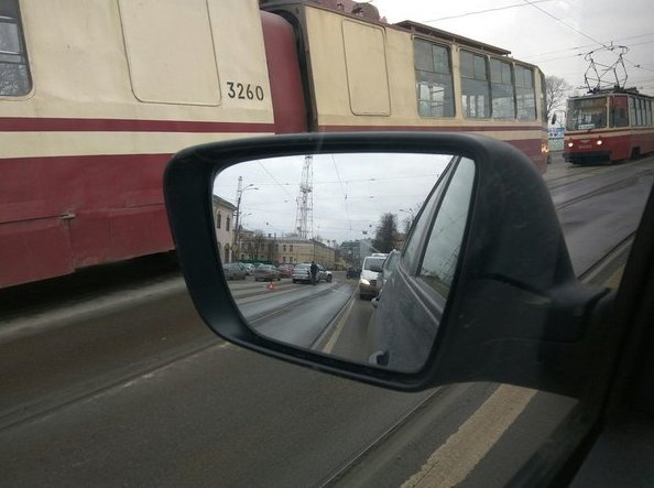 Авария на ул. Чапаева, один поворачивал не с путей, второй ехал на путям еще до отметки где это разр...