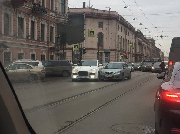 Модный Каен и серая унылая Mazda прижались на Литейном проспекте после Чайковского в центр, объезд ...