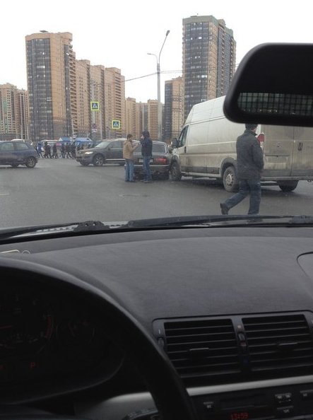 На Парнасе Волга вторым рядом заходила вправо , ноне успела перед микроавтобусом