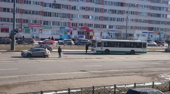 Автобус догнал Мазду на Наличной улице, напротив Гаванского. Трамваи тоже встали.