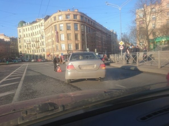 У выезда с площади Стачек на Старо-Петергофский проспект девушка на BMW въехала в мужчину на крос...