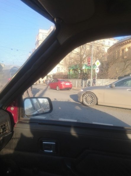 У выезда с площади Стачек на Старо-Петергофский проспект девушка на BMW въехала в мужчину на крос...